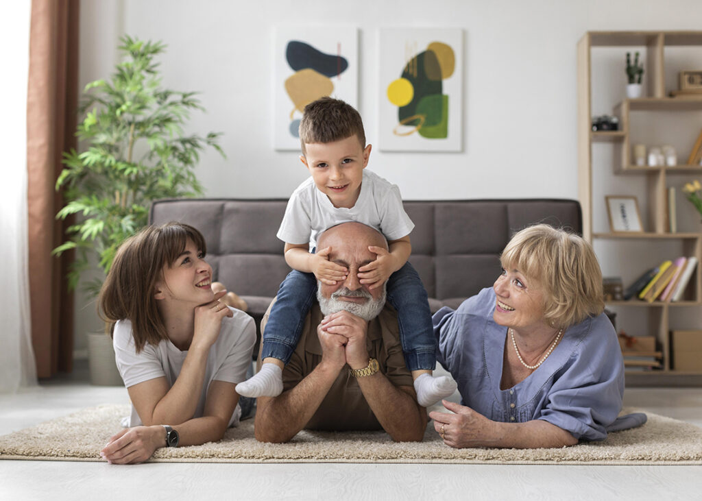 crianças a conviver com os avós numa sala de estar